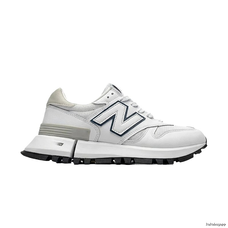 New Balance retro-style white and gray sports shoes