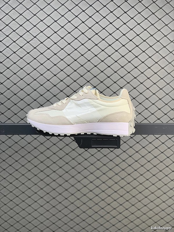 On Cream Dynamic Sole Shape Cloud Runners